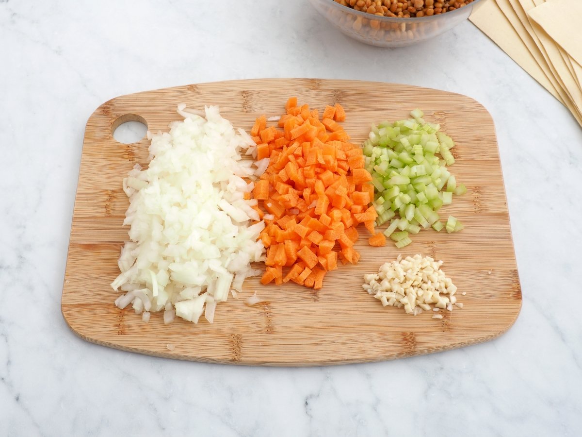 Cortar las verduras para la lasaña de lentejas