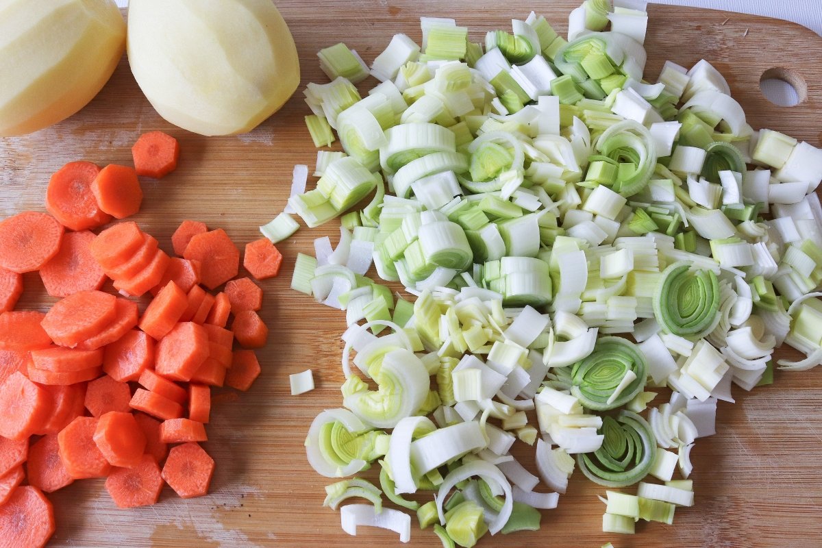 Cortar las verduras para la porrusalda
