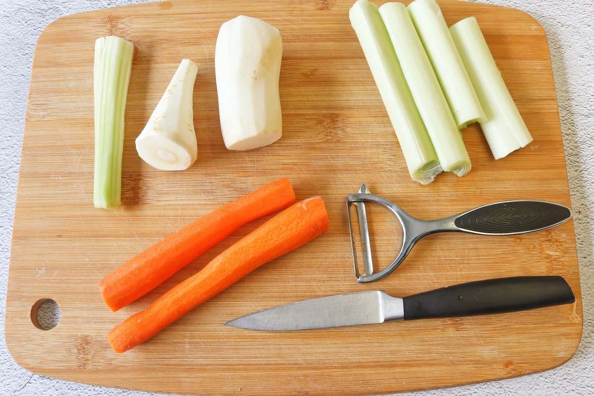 Cortar las verduras para la sopa de Navidad