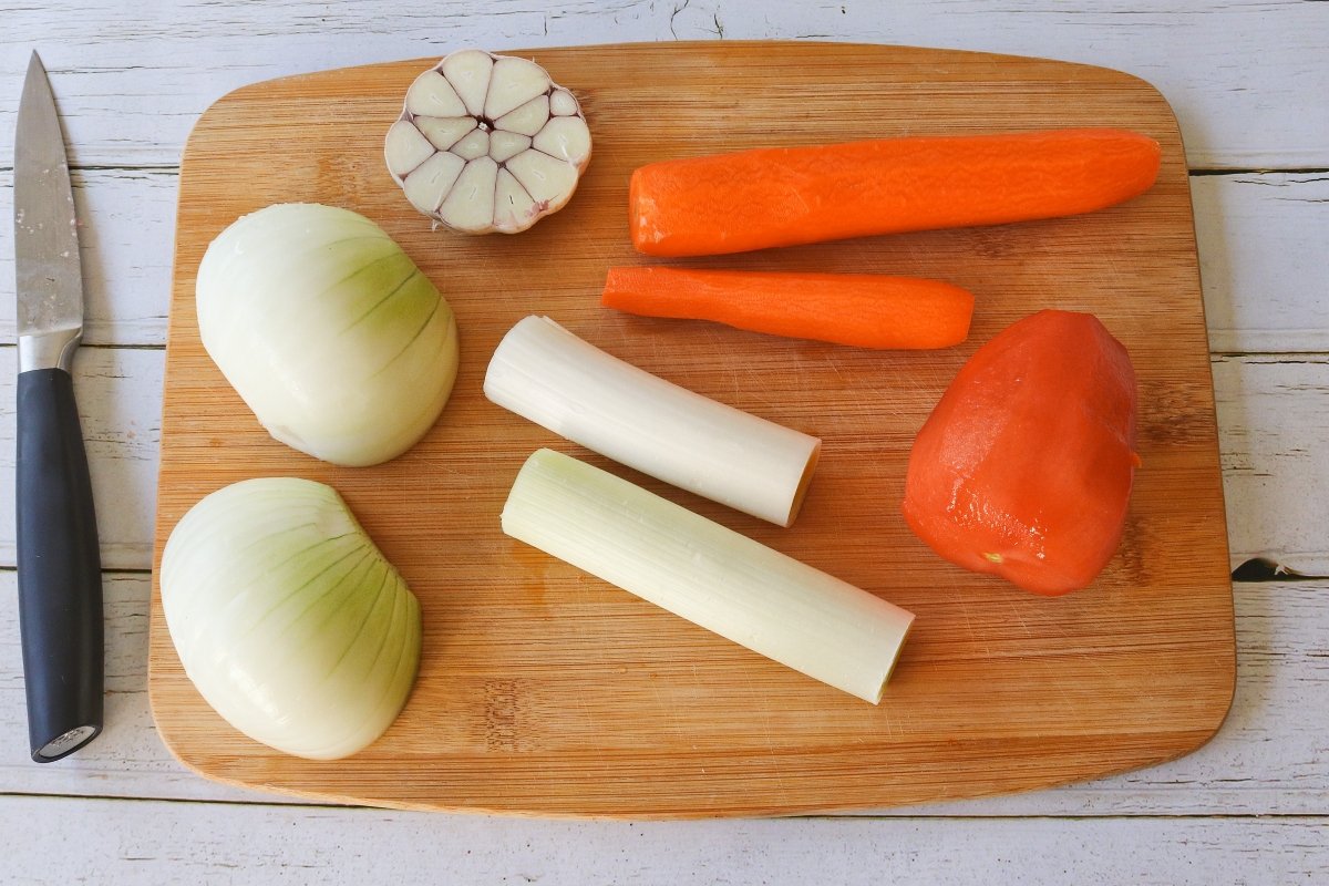 Cortar las verduras para las alubias blancas con chorizo