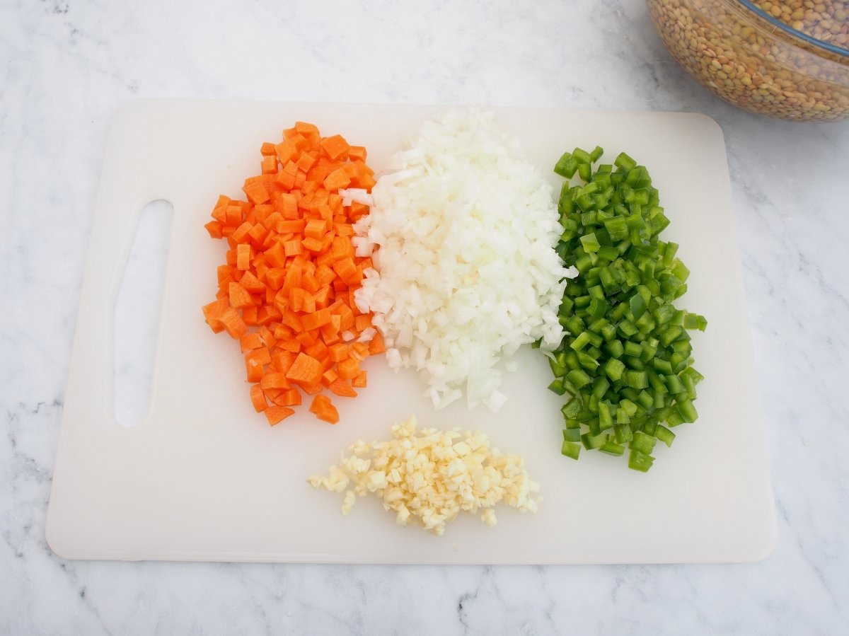 Cortar las verduras para las lentejas con acelgas