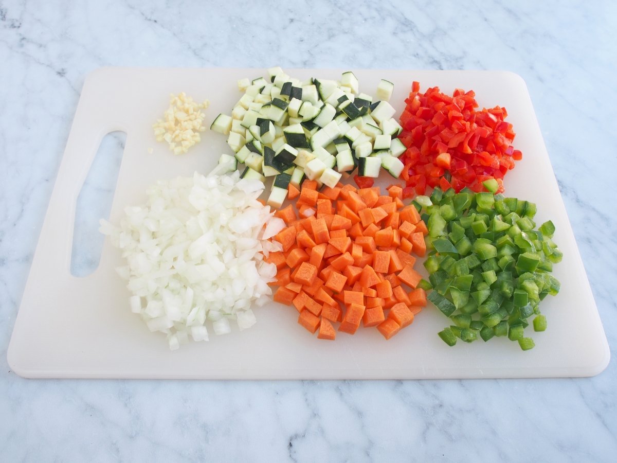 Cortar las verduras para los fideos con verduras