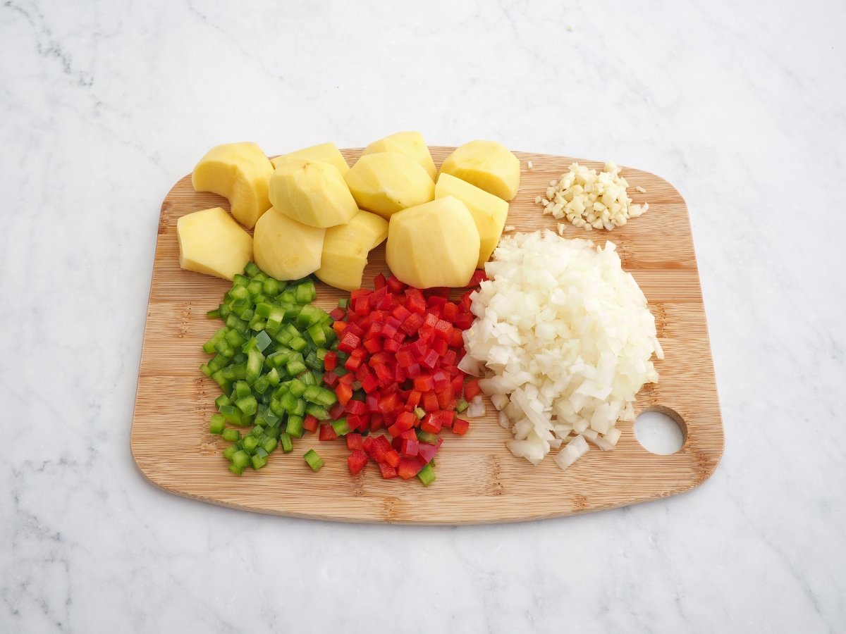 Cortar las verduras y las patatas de la caldeirada