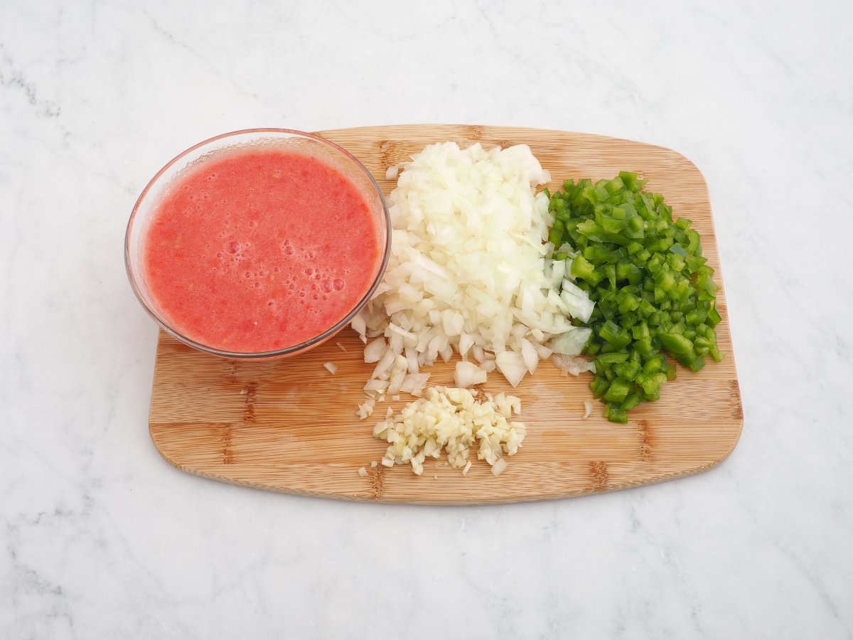 Cortar las verduras y triturar el tomate