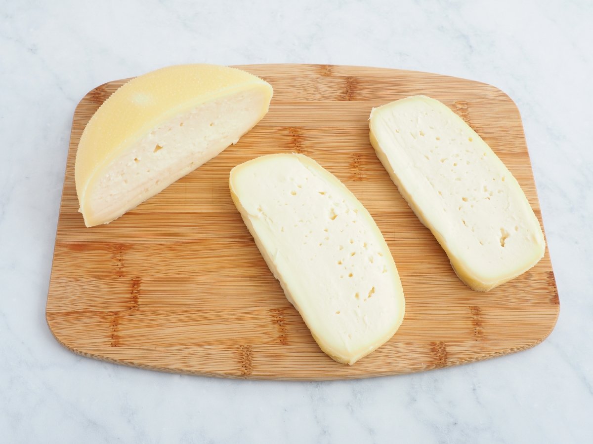 Cortar lonchas gruesas de queso