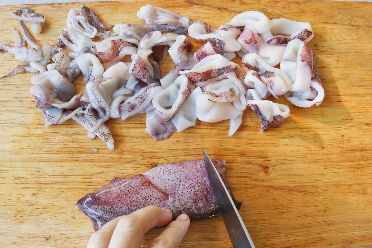 Cortar los calamares en salsa americana en anillas