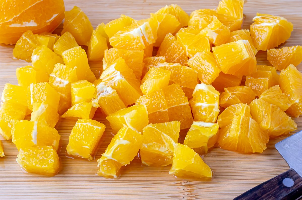 Cortar los gajos de las naranjas