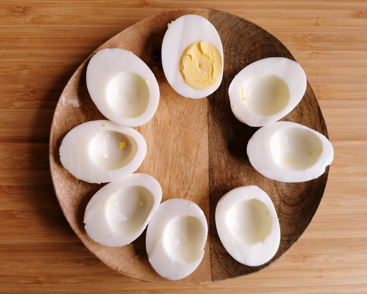 Cortar los huevos a la mitad