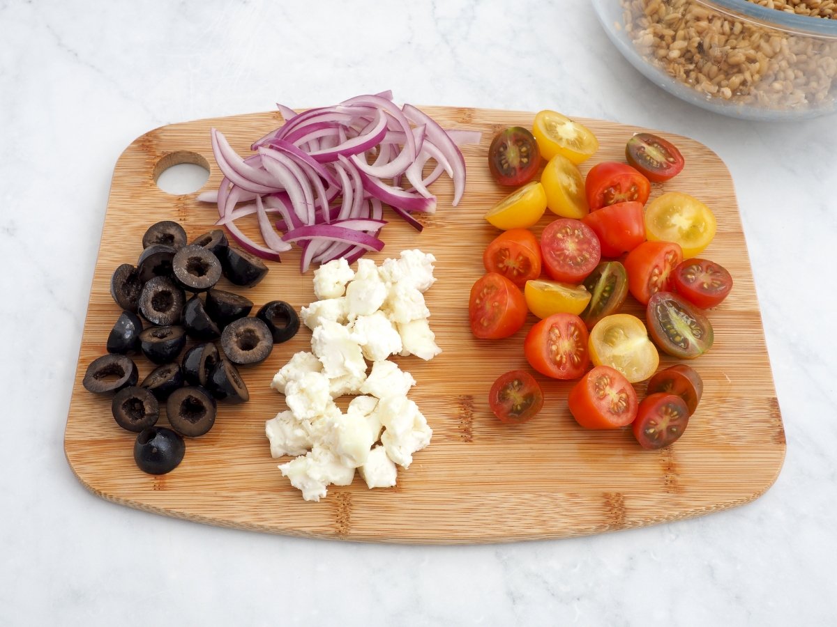 Cortar los ingredientes de la ensalada de avena