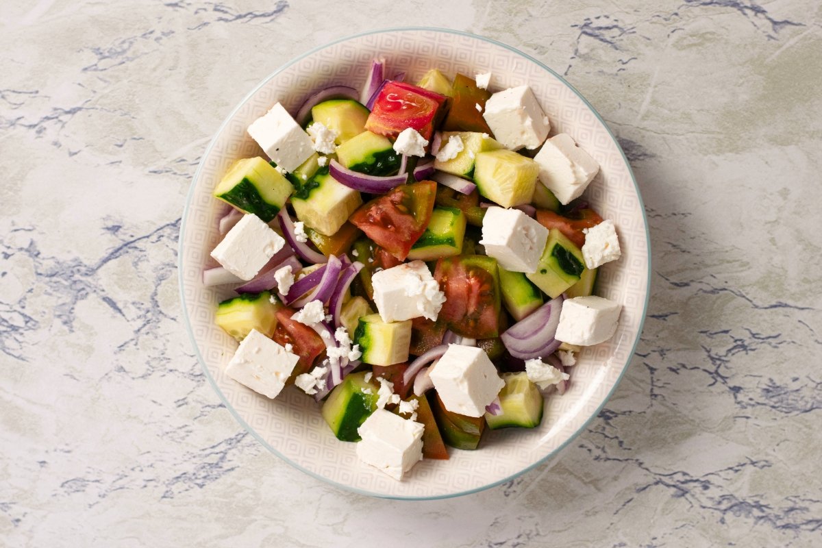cortar los ingredientes de la ensalada griega