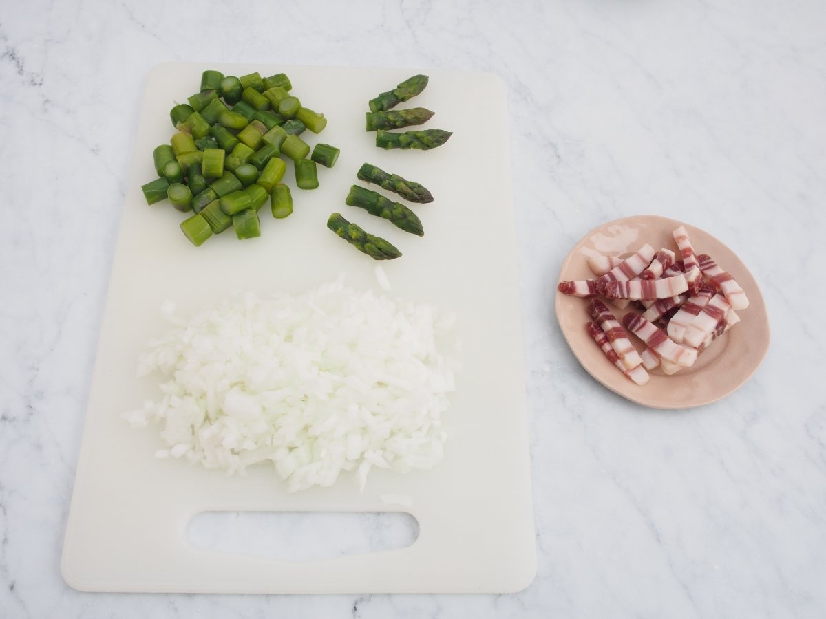 Cortar los ingredientes de la garmugia