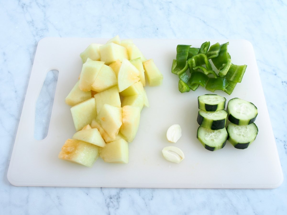 Cortar los ingredientes del gazpacho de melón