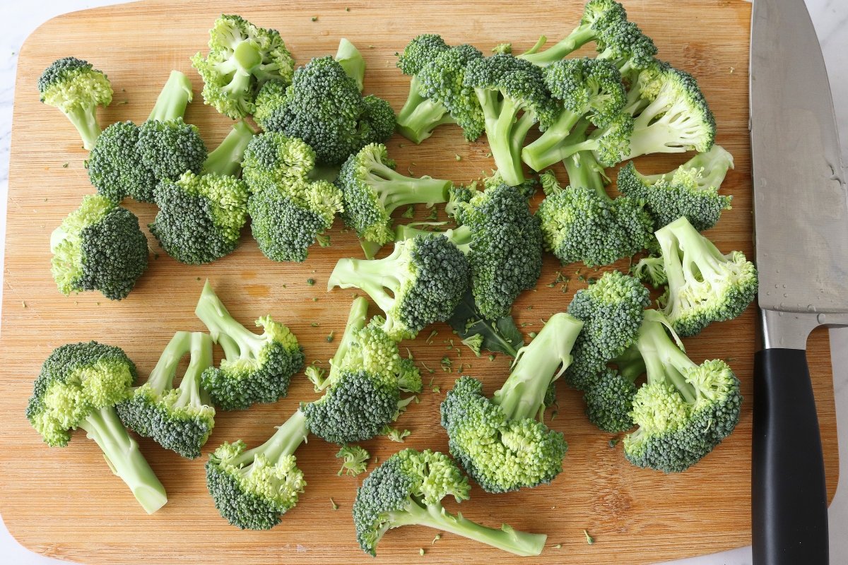 Cortar los tallos de brócoli para la ensalada
