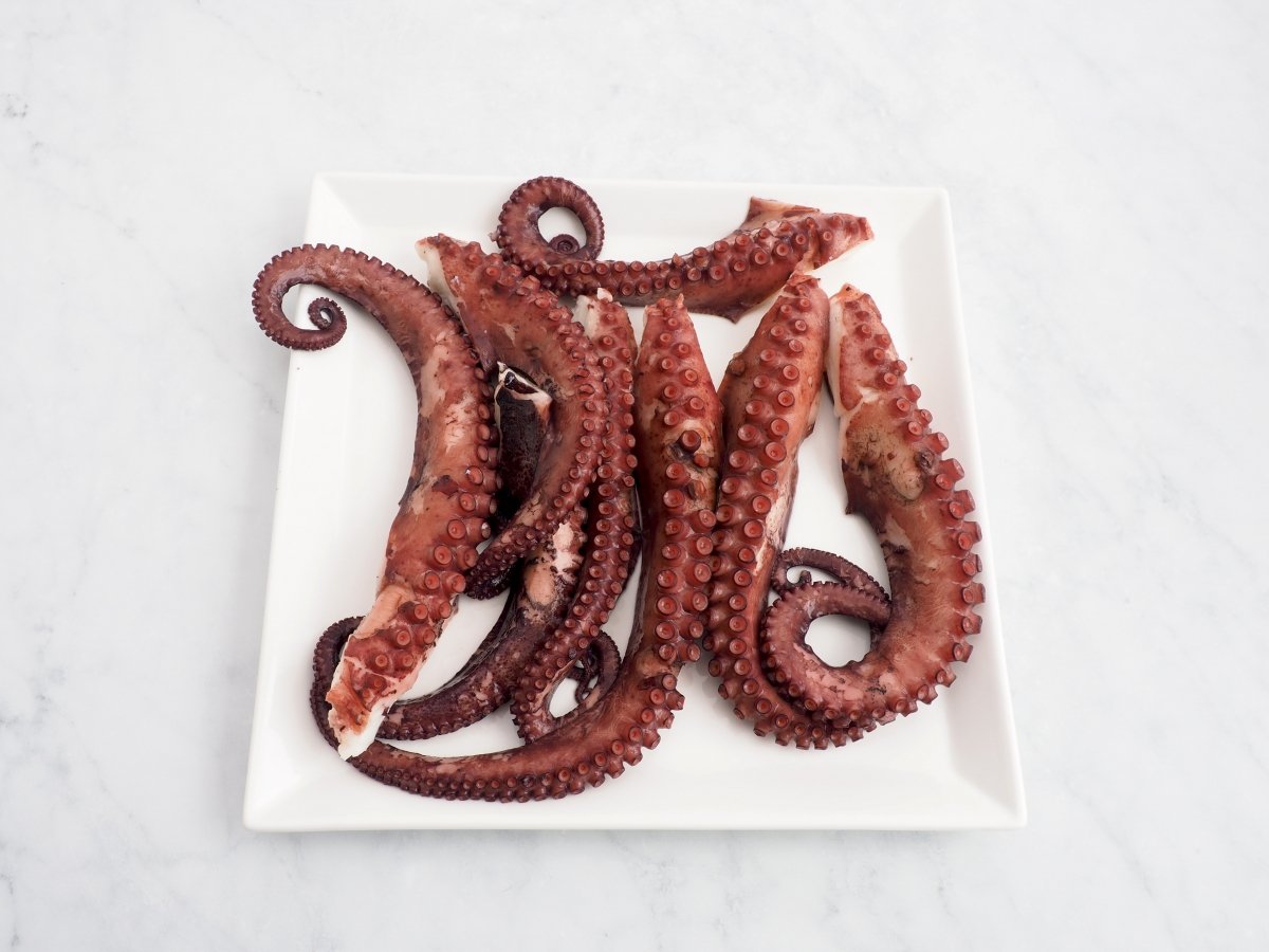Cortar los tentáculos del pulpo cocido