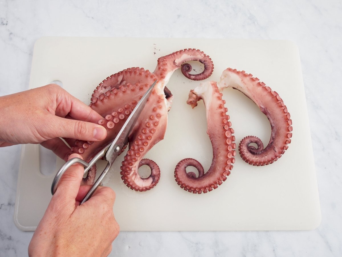 Cortar los tentáculos para el pulpo a la gallega