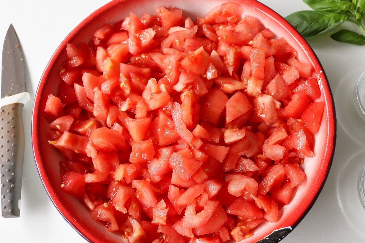 Cortar los tomates en trozos pequeños para la salsa de tomate