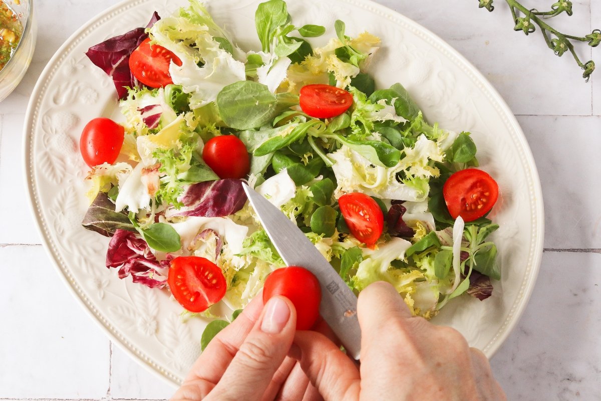 Cortar los tomatitos cherry para la ensalada de ahumados