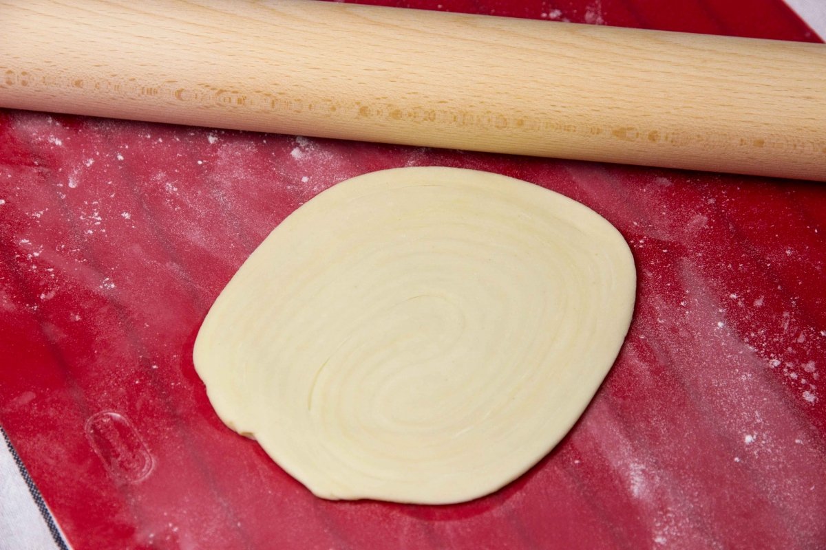 Cortar medallones de hojaldre y aplanar con ayuda de un rodillo para hacer la tapa del pastel de car