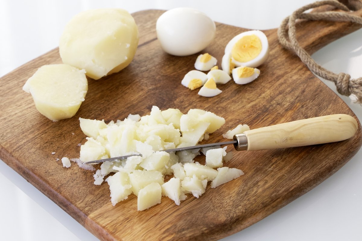 Cortar patata y huevo