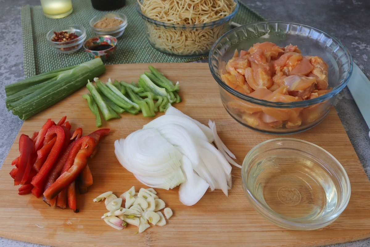 Cortar pollo y verduras noodles de pollo
