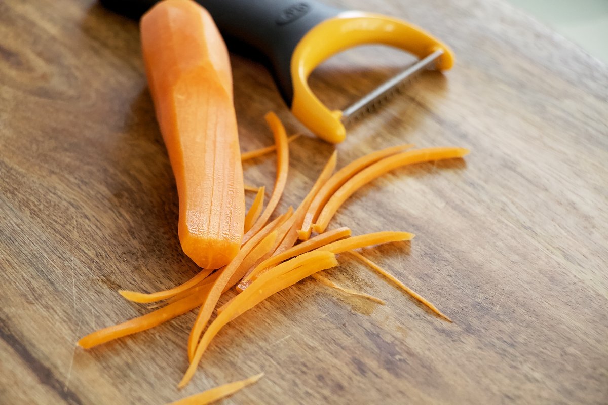 Cortar tiras de zanahoria