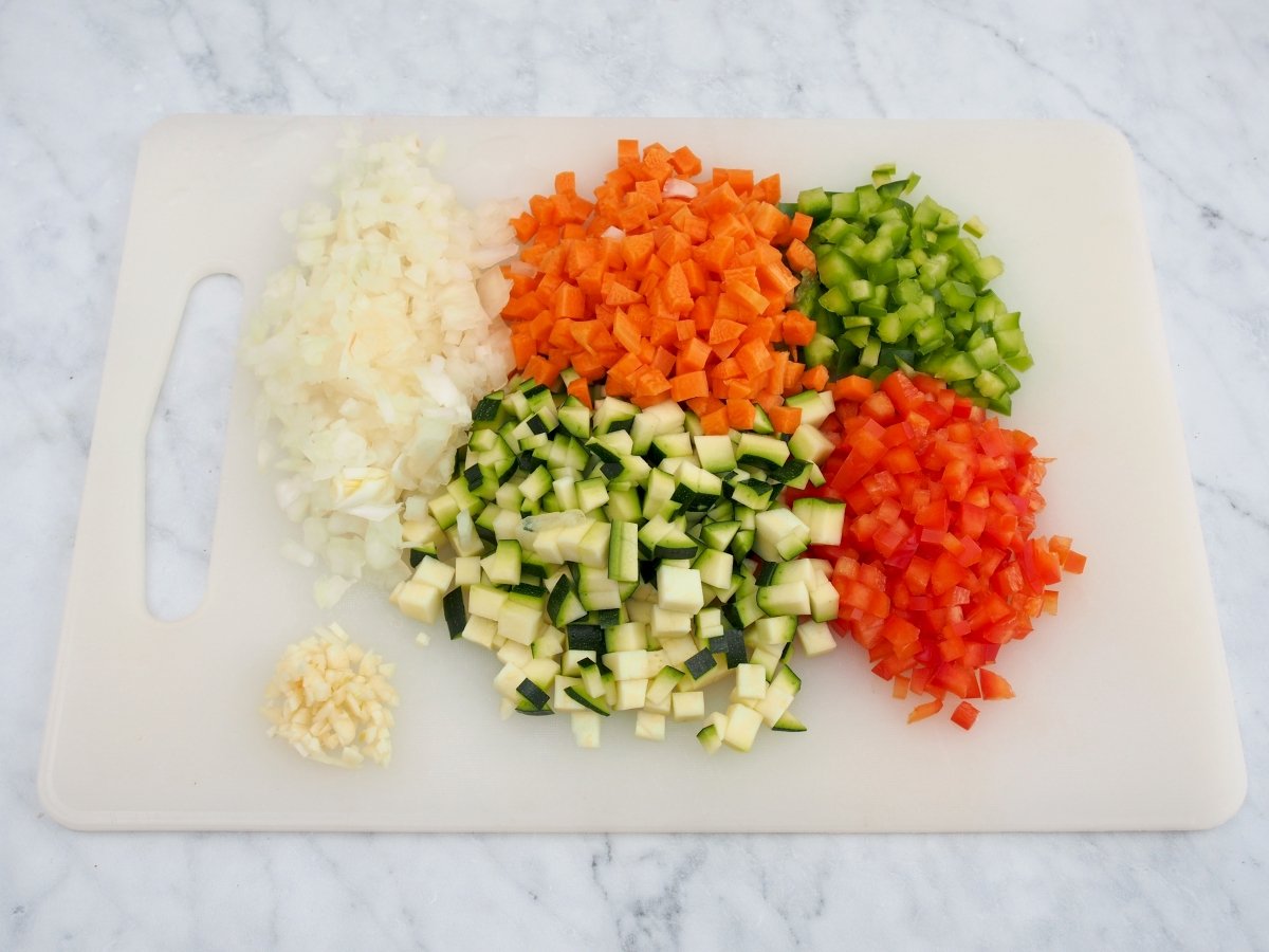 Cortar todas las verduras para el relleno de las berenjenas