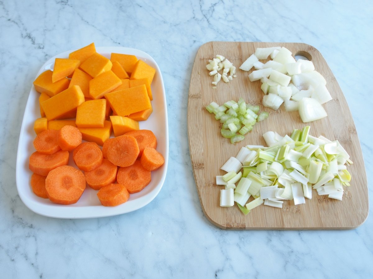 Cortar todas las verduras para la crema de verduras