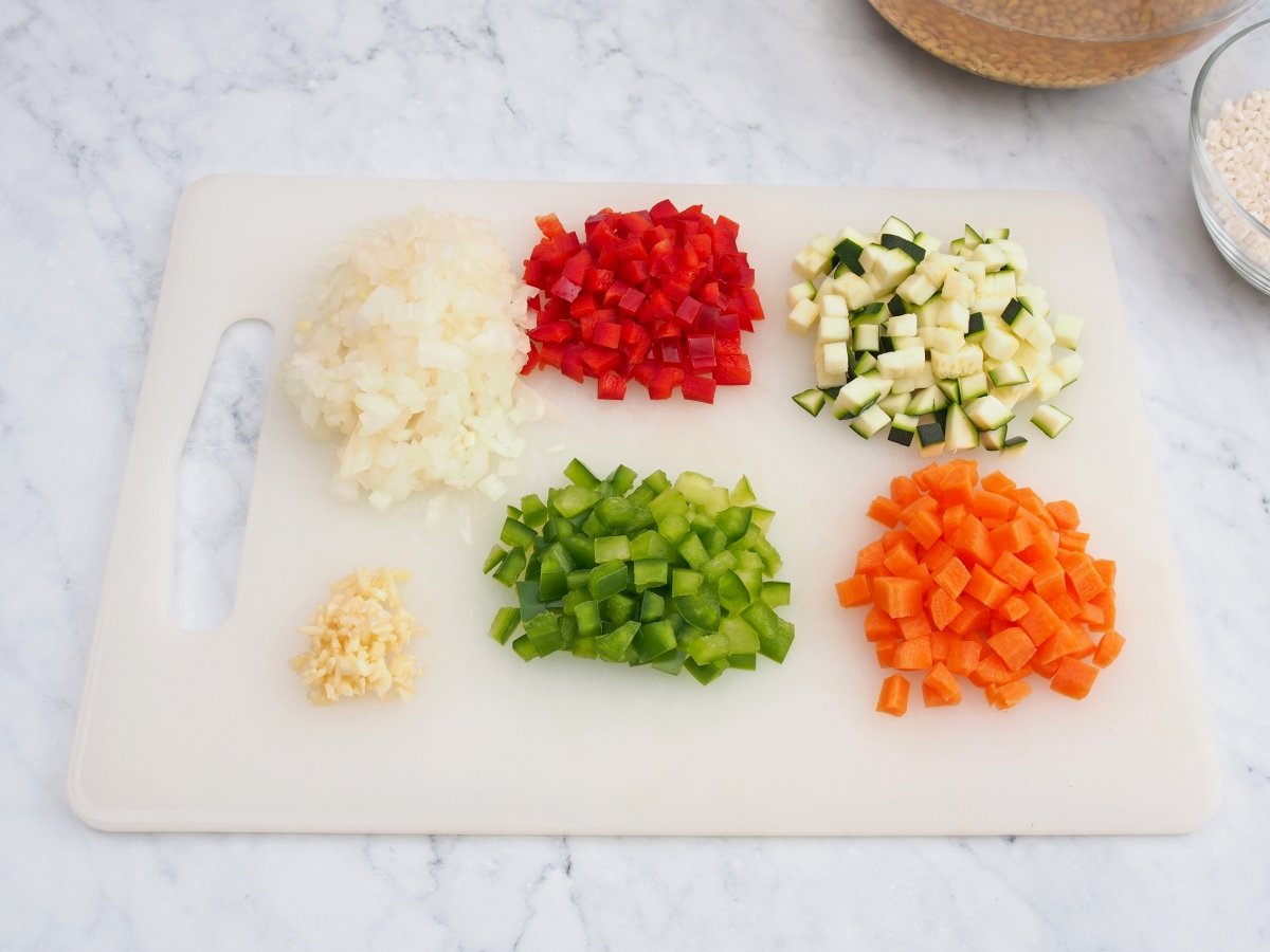 Cortar todas las verduras para las lentejas con arroz