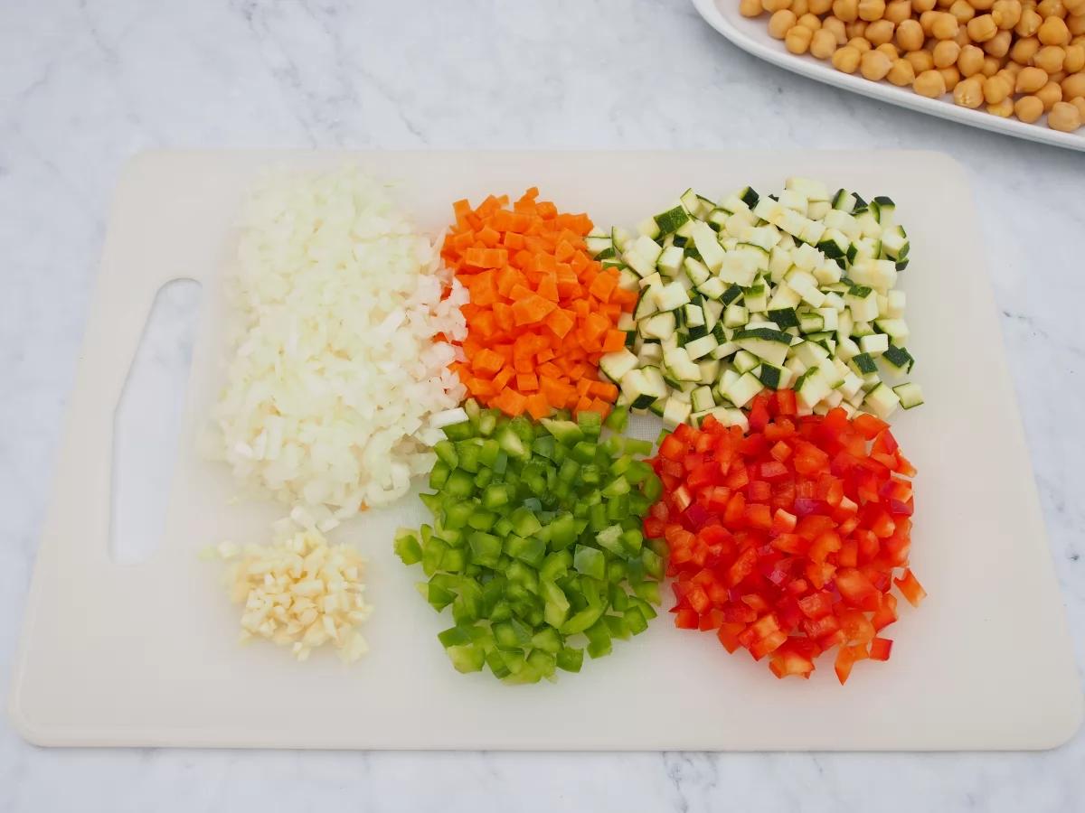 Cortar todas las verduras para los garbanzos guisados