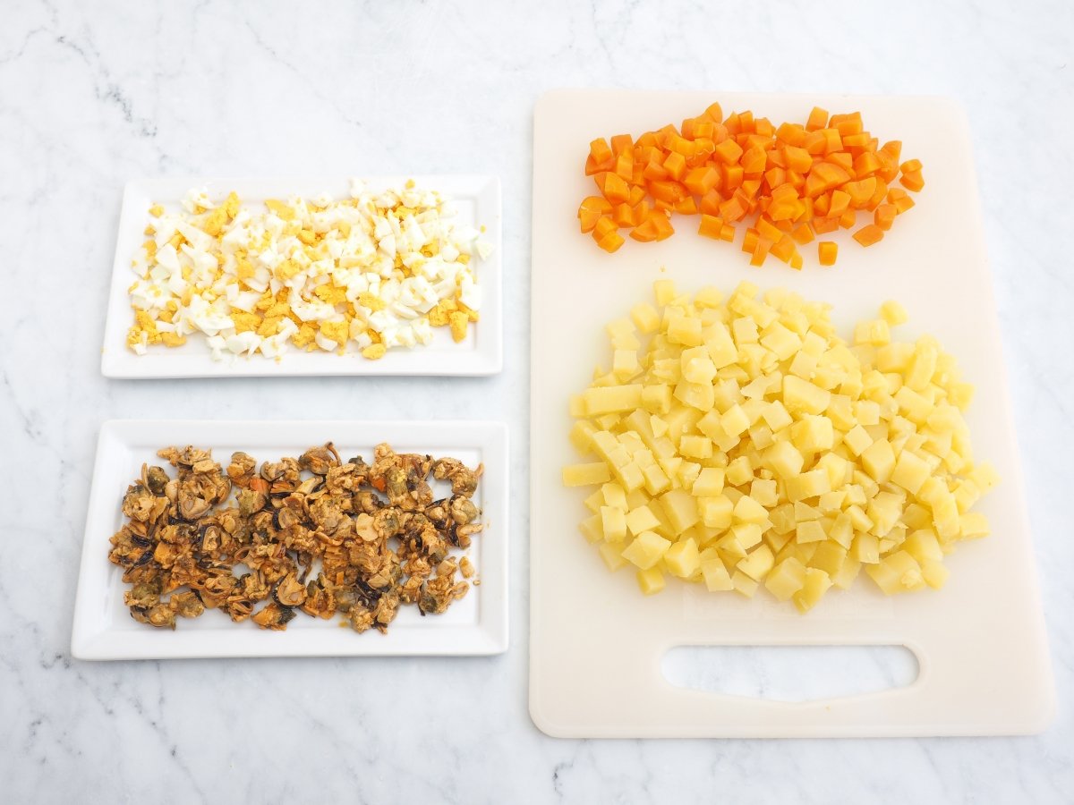 Cortar todos los ingredientes de la ensaladilla de mejillones