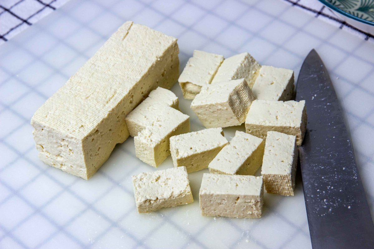 Cortar tofu en dados para hacer el tofu al curry