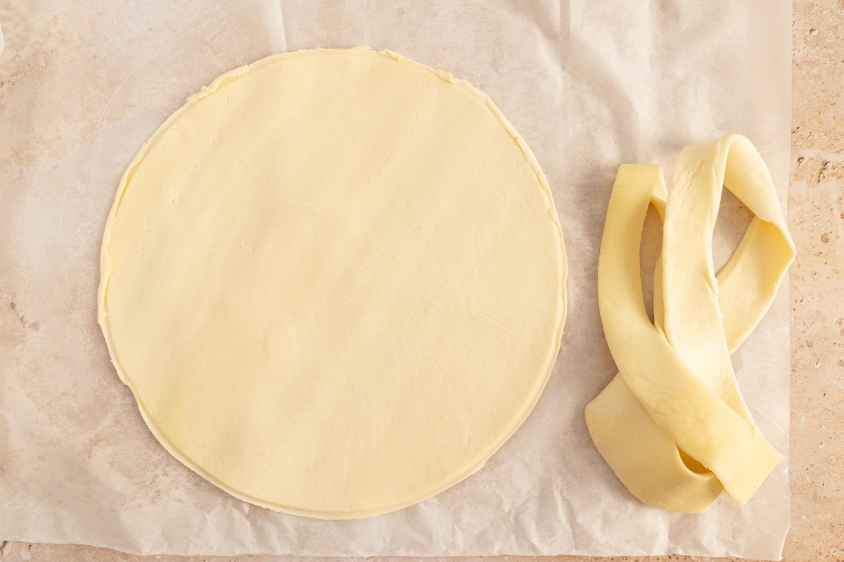 Cortar una masa brisa del mismo tamaño que el molde para la torta pascualina