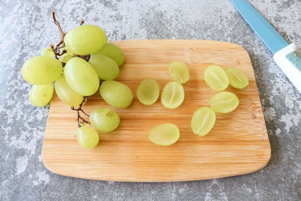 Cortar uvas para el ajoblanco