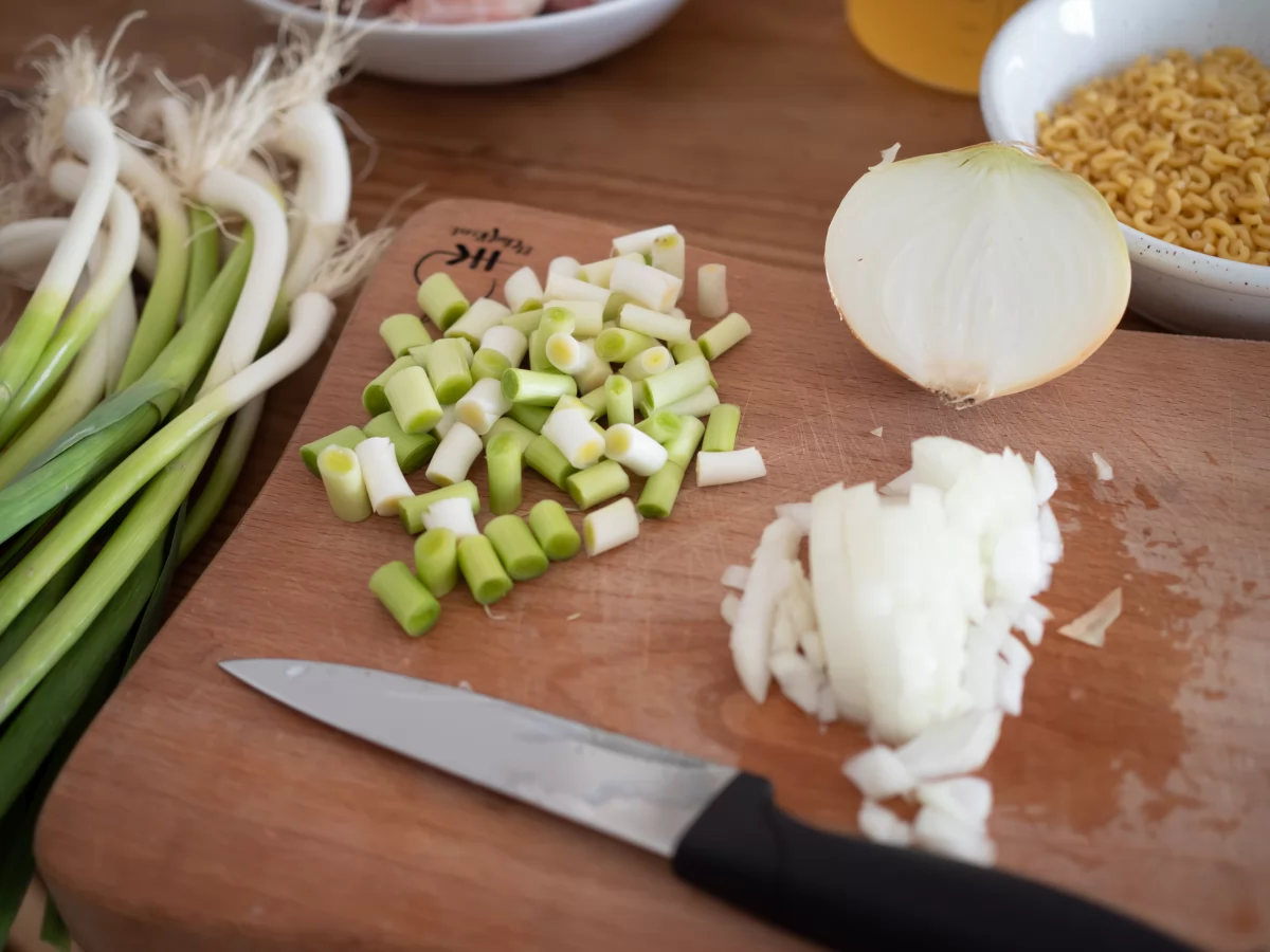Fideuá de pollo 2 Cortar verduras para la fideuá de pollo