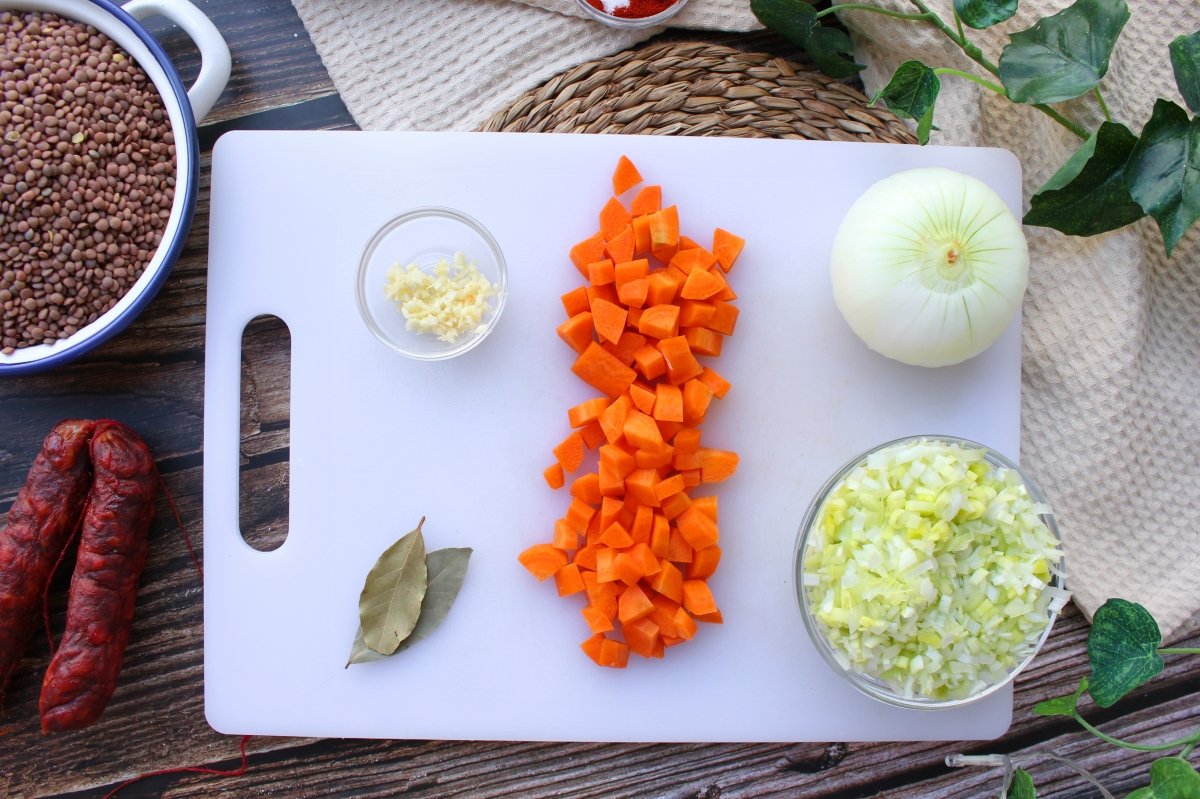 Cortar verduras para las lentejas con chorizo