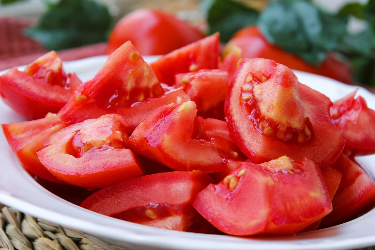 Cortar verduras para triturar y hacer el gazpacho andaluz