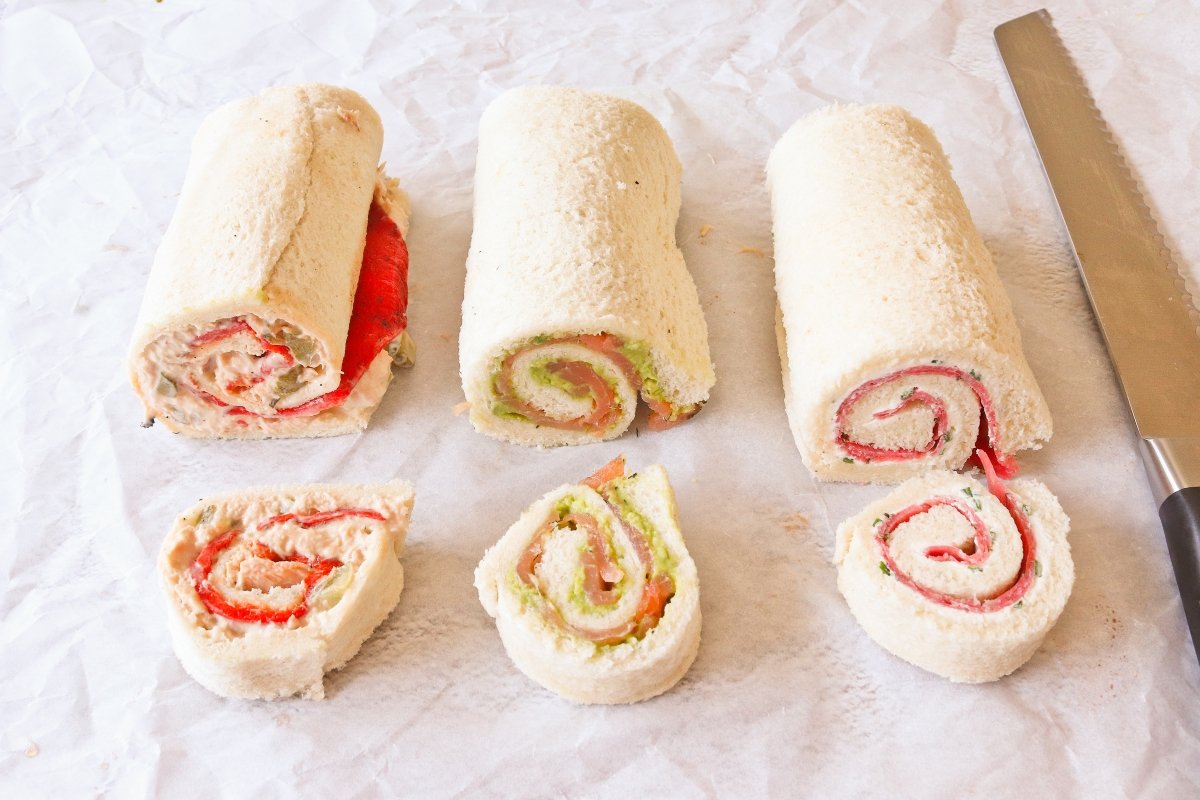 Cortar y formar los rollitos de pan de molde