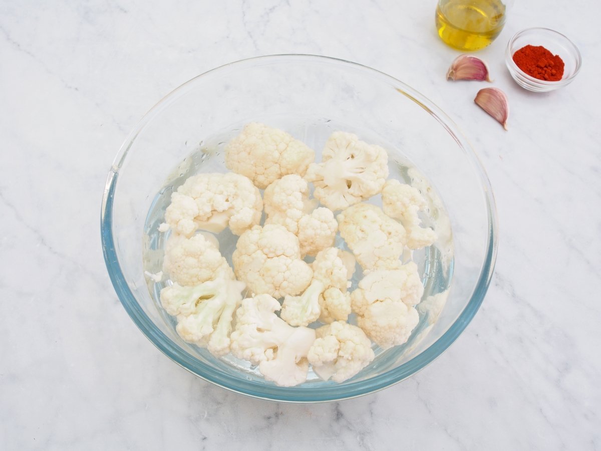 Cortar y lavar la coliflor para las migas de coliflor