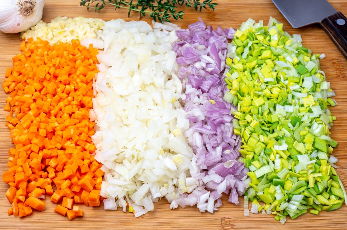 Cortar y picar las verduras para el hachis Parmentier