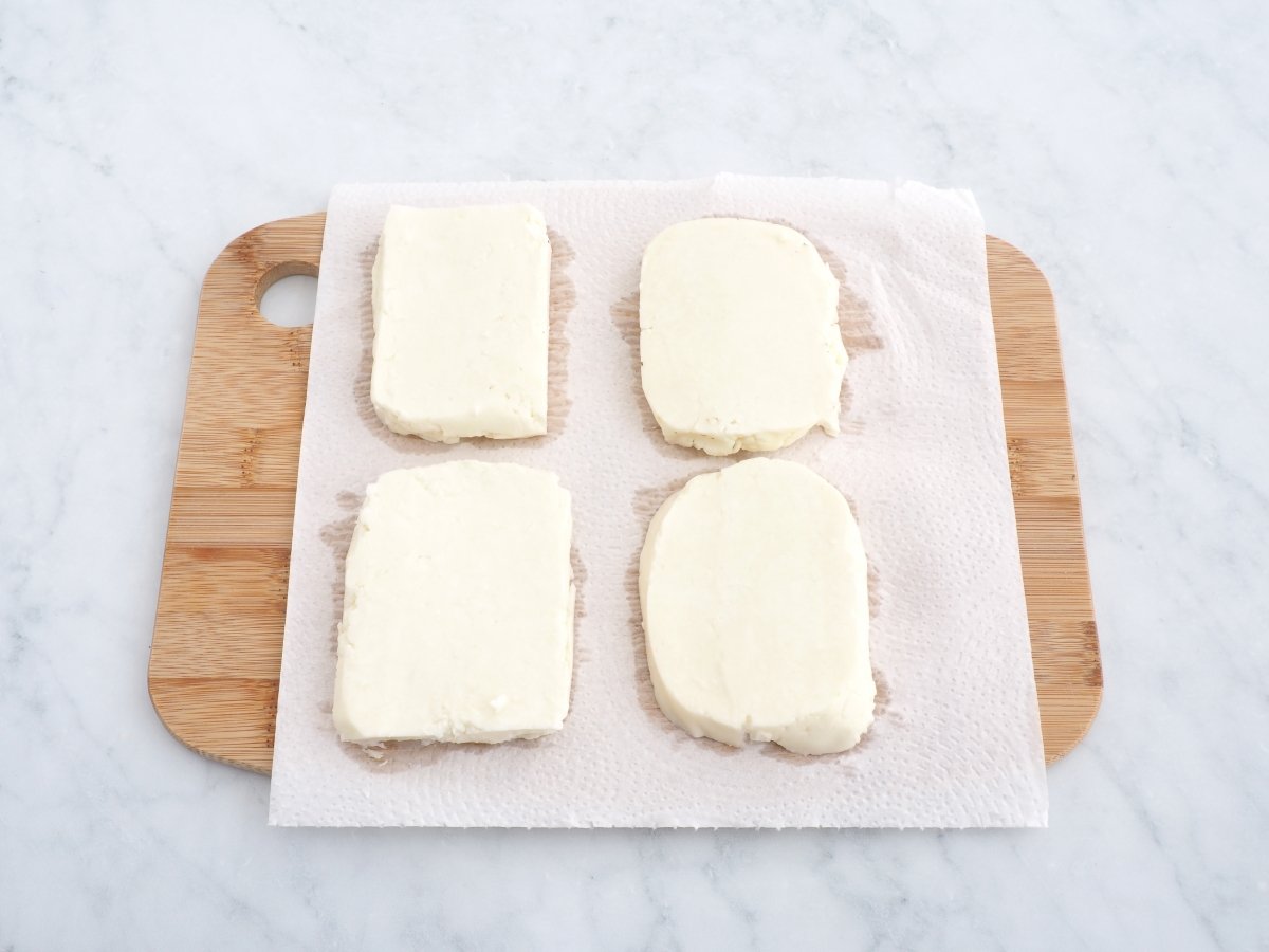 Cortar y secar el Halloumi