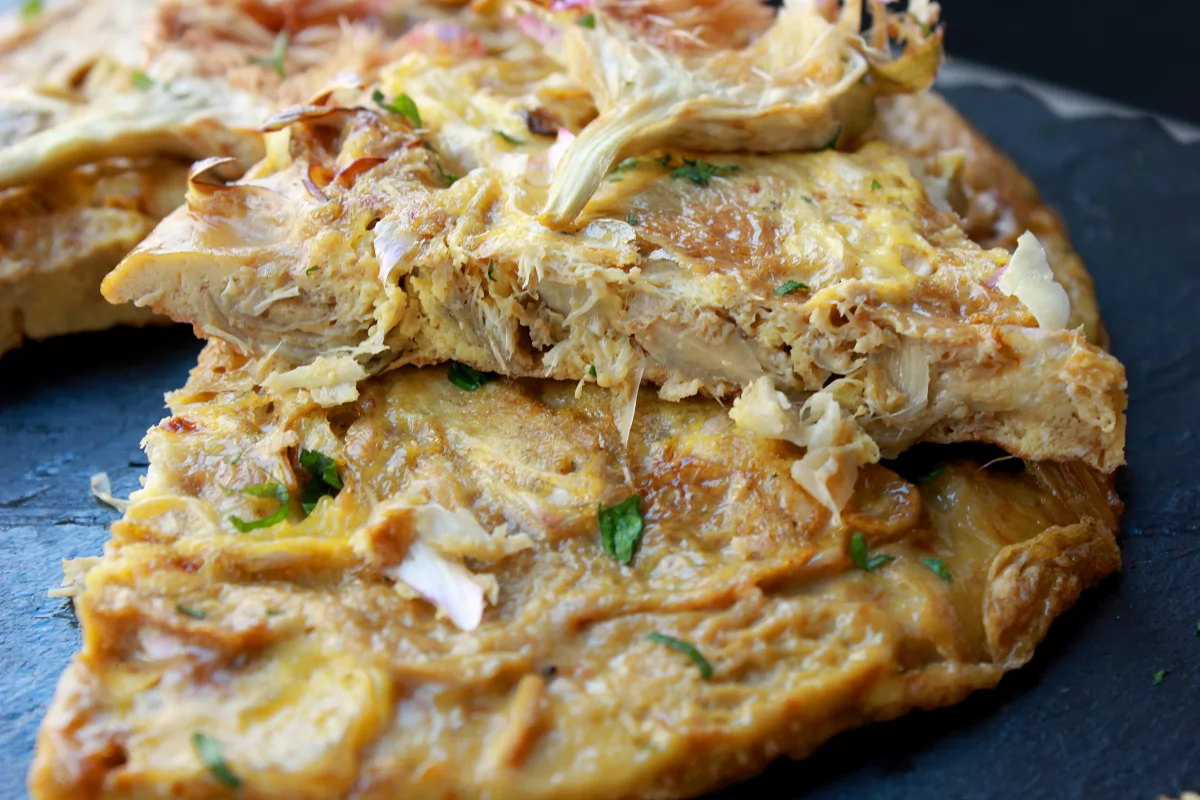 Corte de la tortilla de alcachofas *