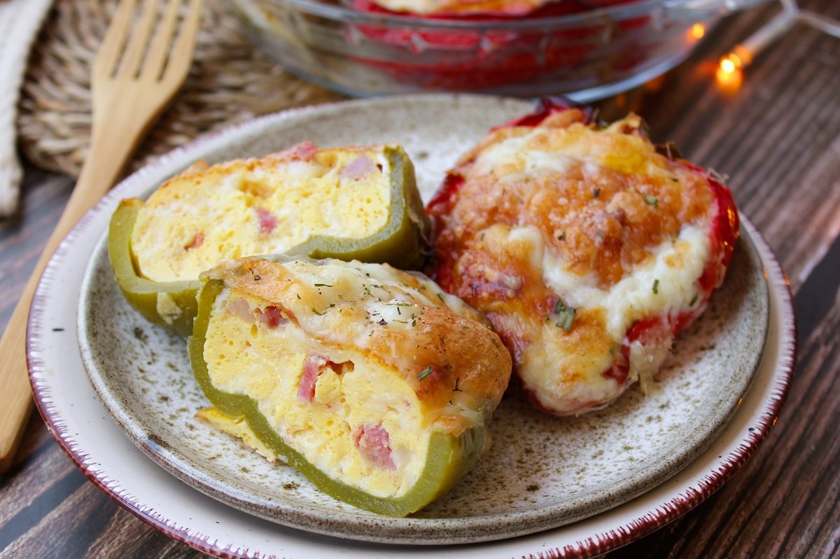 Corte de los pimientos rellenos de queso