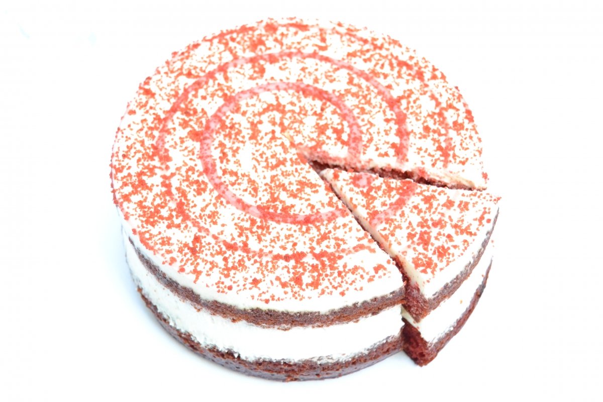 Corte de una porción de tarta red velvet de Mercadona