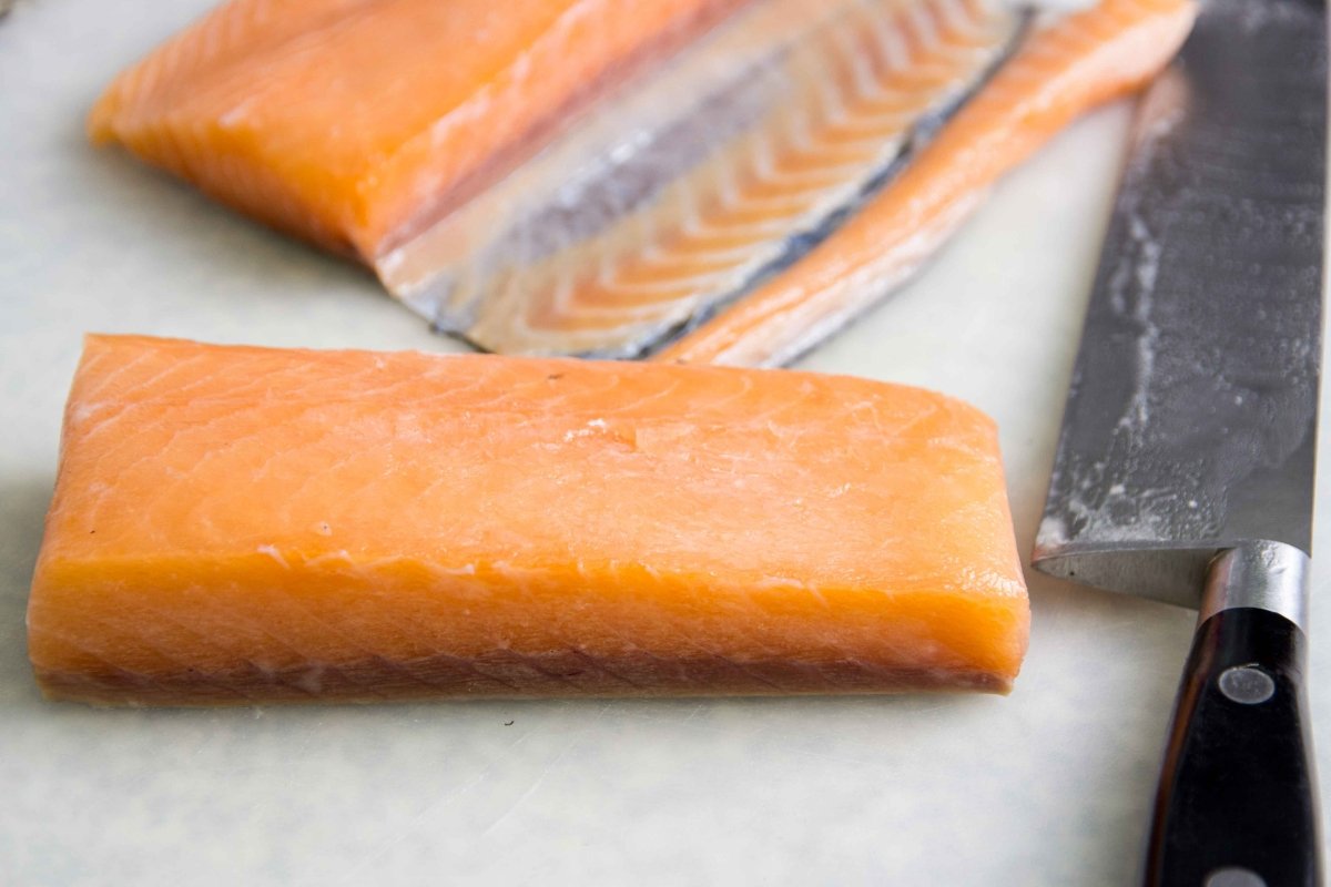 Corte del lomo del salmón para el tataki