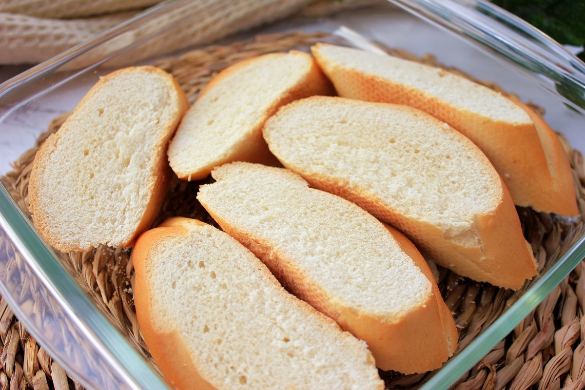 Corte del pan para torrijas en rebanadas gruesas