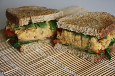 Sándwich vegetal vegano con picadillo de garbanzos
