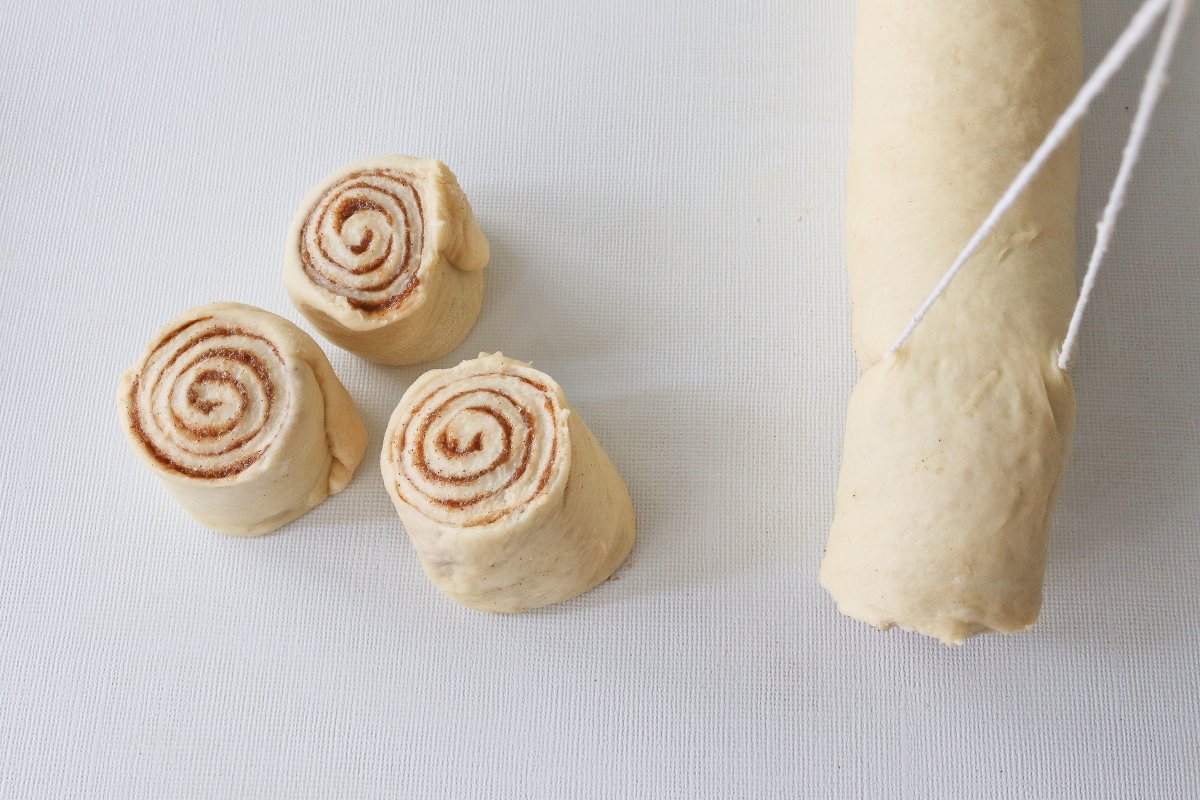 Corte detalle de cinnamon rolls o rollos de canela