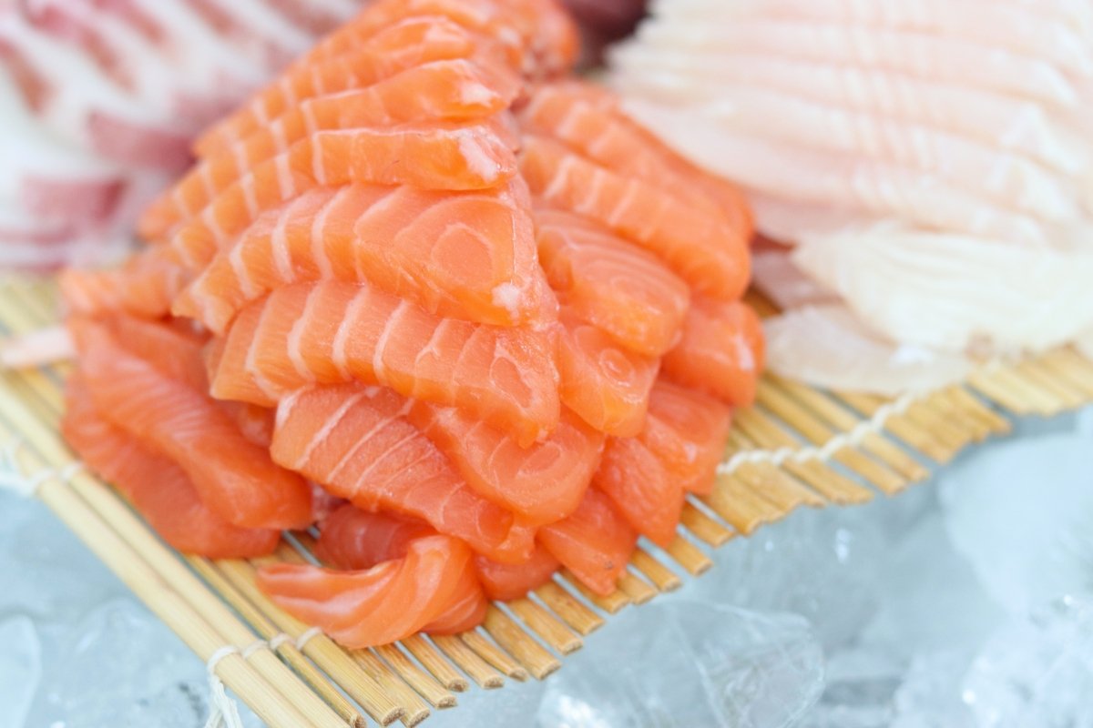 Cortes de sashimi de salmón y pescado blanco