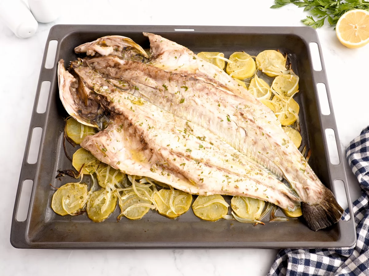 Corvina al horno con patatas, cebolla y limón *