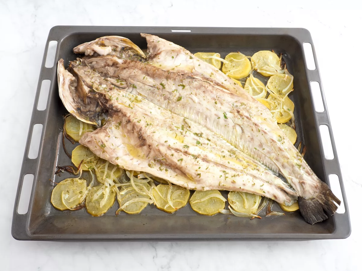 Corvina horneada recién salida del horno *